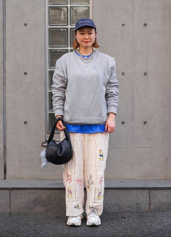 このバッグ『スリーコインズ』なの！？ 動ける洗練カジュアルコーデ | HugMug