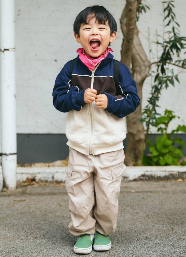 プチプラMIXの兄妹コーデが可愛い！ 家族で赤を挿してポップに | HugMug