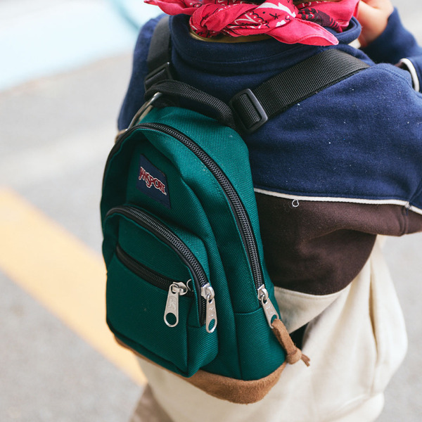 プチプラMIXの兄妹コーデが可愛い！ 家族で赤を挿してポップに | HugMug