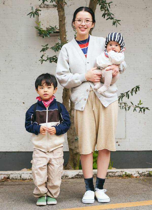 プチプラMIXの兄妹コーデが可愛い！ 家族で赤を挿してポップに | HugMug