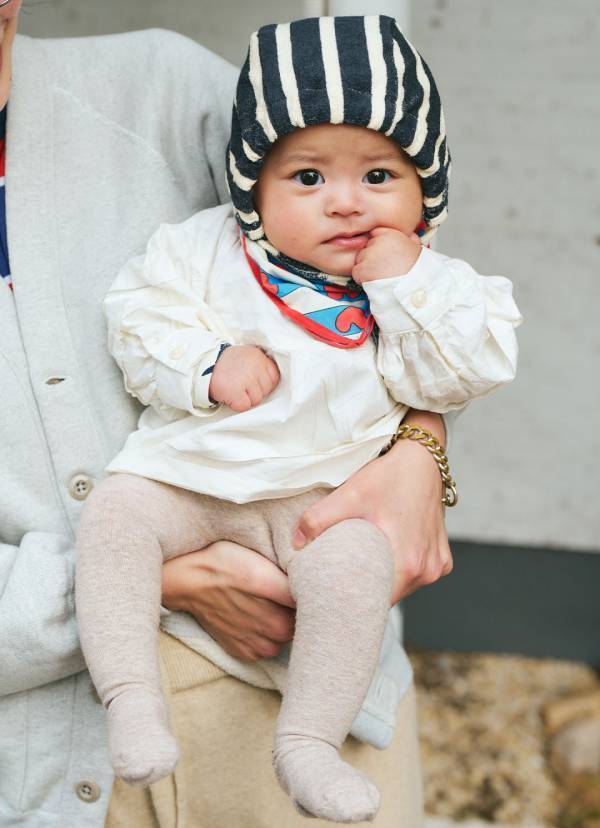 プチプラMIXの兄妹コーデが可愛い！ 家族で赤を挿してポップに | HugMug