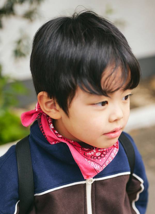 プチプラMIXの兄妹コーデが可愛い！ 家族で赤を挿してポップに | HugMug