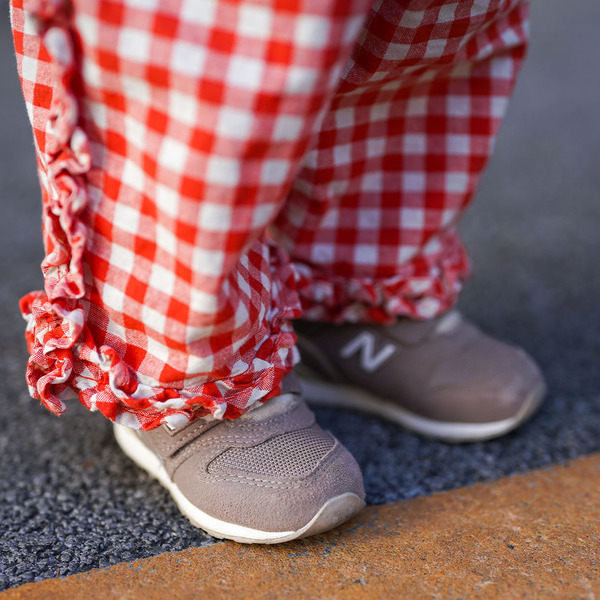 【春色デニムでつくる親子コーデ】ピンク×レッドを挿してハッピーに♪ | HugMug