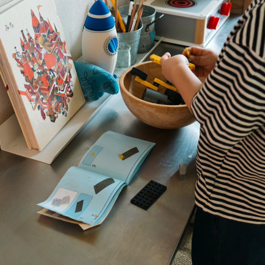 原色オモチャを隠さなくてOK！おしゃれに馴染むキッズスペースのつくり方【バズ宅取材】 | HugMug