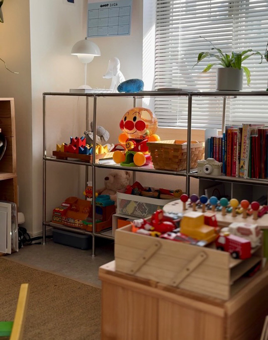 原色オモチャを隠さなくてOK！おしゃれに馴染むキッズスペースのつくり方【バズ宅取材】 | HugMug