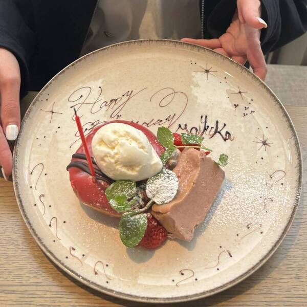 【青山】子連れランチは緑に囲まれた癒し空間「RACINES AOYAMA」がおすすめ！授乳室も完備 | HugMug