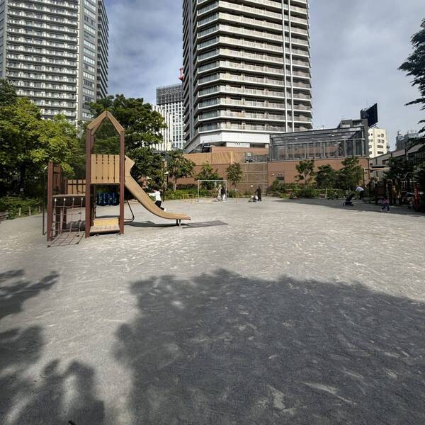 【青山】子連れランチは緑に囲まれた癒し空間「RACINES AOYAMA」がおすすめ！授乳室も完備 | HugMug