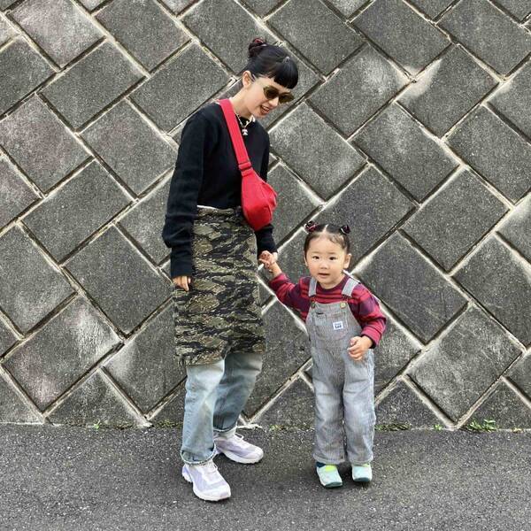 簡単テクニックでおしゃれに！古着のスカートをレイヤードが今の気分！【さあやの親子コーデログ】 | HugMug