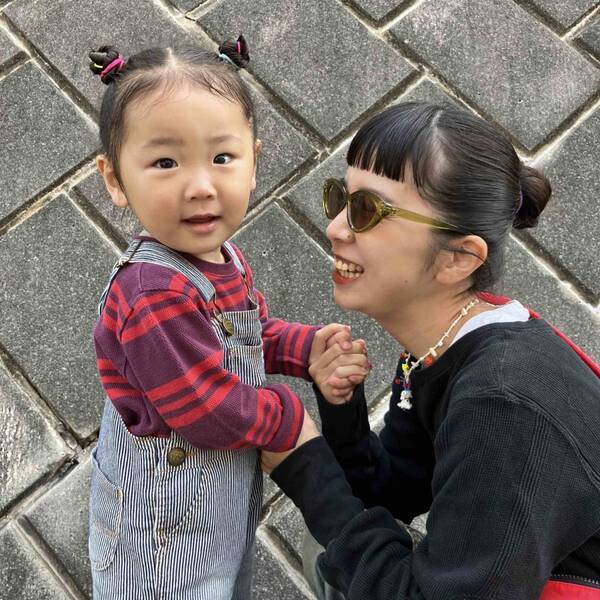 簡単テクニックでおしゃれに！古着のスカートをレイヤードが今の気分！【さあやの親子コーデログ】 | HugMug