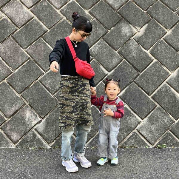 簡単テクニックでおしゃれに！古着のスカートをレイヤードが今の気分！【さあやの親子コーデログ】 | HugMug