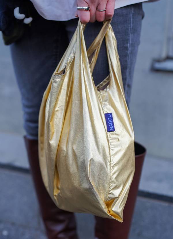 『ZARA』のデニムがやっぱり使える。フリルをシェアした甘辛MIXコーデ | HugMug