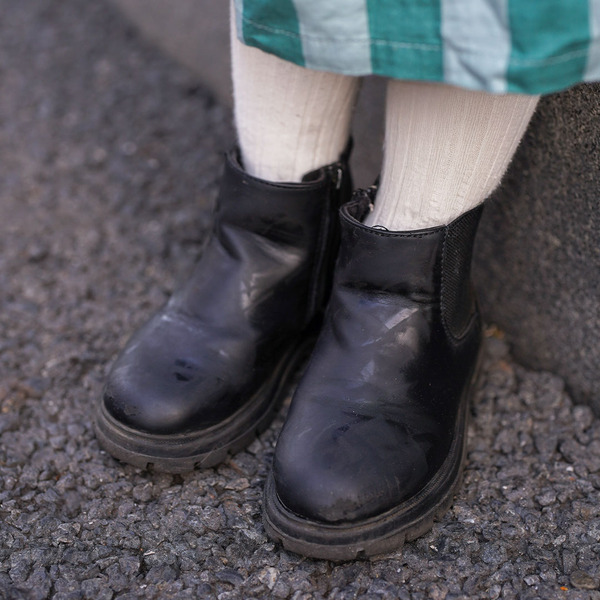 『ZARA』のデニムがやっぱり使える。フリルをシェアした甘辛MIXコーデ | HugMug