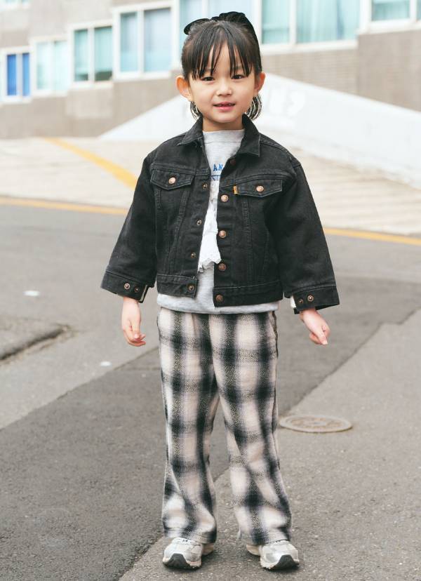 古着でつくるモノトーンコーデ！ 軽やかアイテムが季節感アップの秘訣 | HugMug