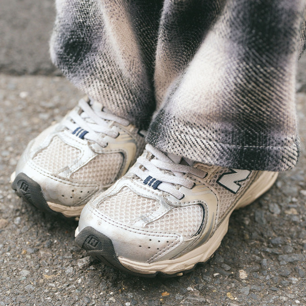 古着でつくるモノトーンコーデ！ 軽やかアイテムが季節感アップの秘訣 | HugMug