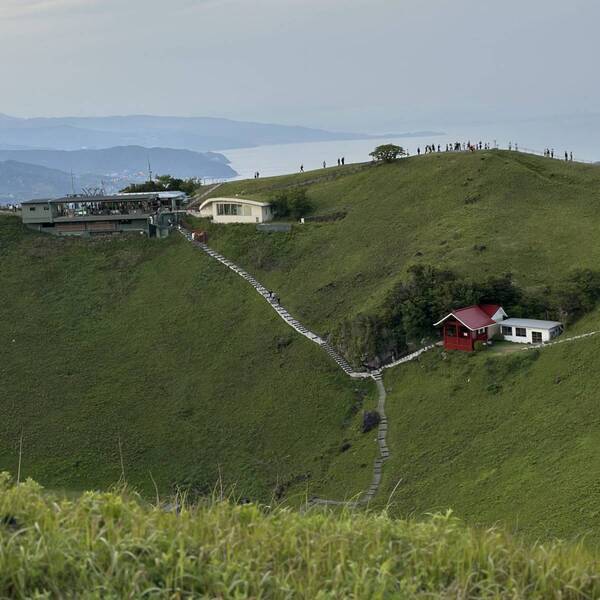 初心者でも安心！登山リフトで登る「大室山」360°パノラマの絶景スポット | HugMug