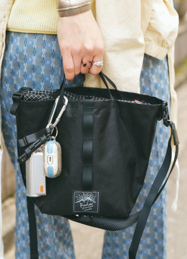 甘辛な古着MIXコーデがめちゃかわ！ ママのイエロートップスが挿し色役に | HugMug