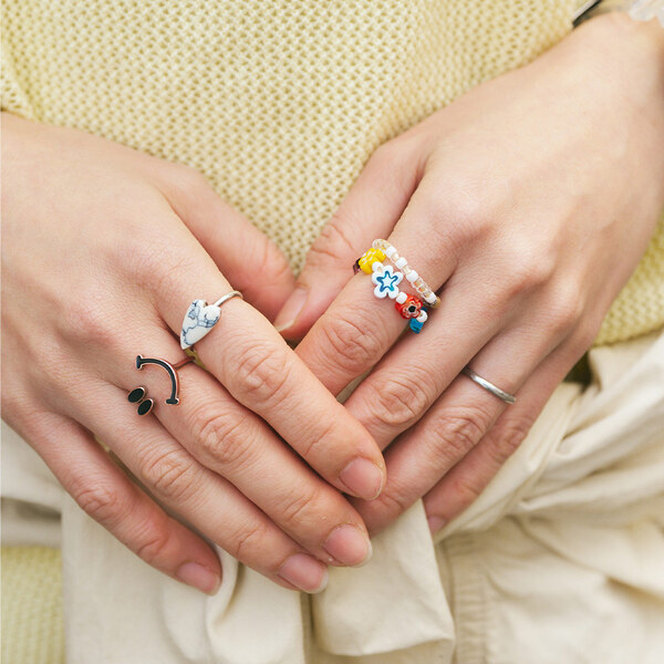 甘辛な古着MIXコーデがめちゃかわ！ ママのイエロートップスが挿し色役に | HugMug