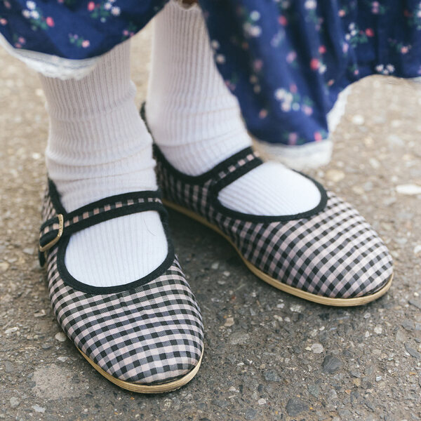 甘辛な古着MIXコーデがめちゃかわ！ ママのイエロートップスが挿し色役に | HugMug