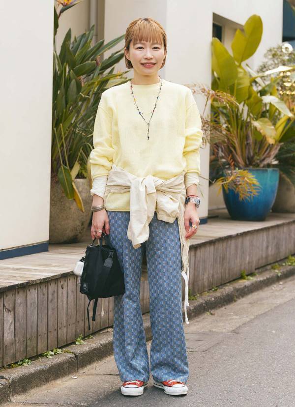 甘辛な古着MIXコーデがめちゃかわ！ ママのイエロートップスが挿し色役に | HugMug