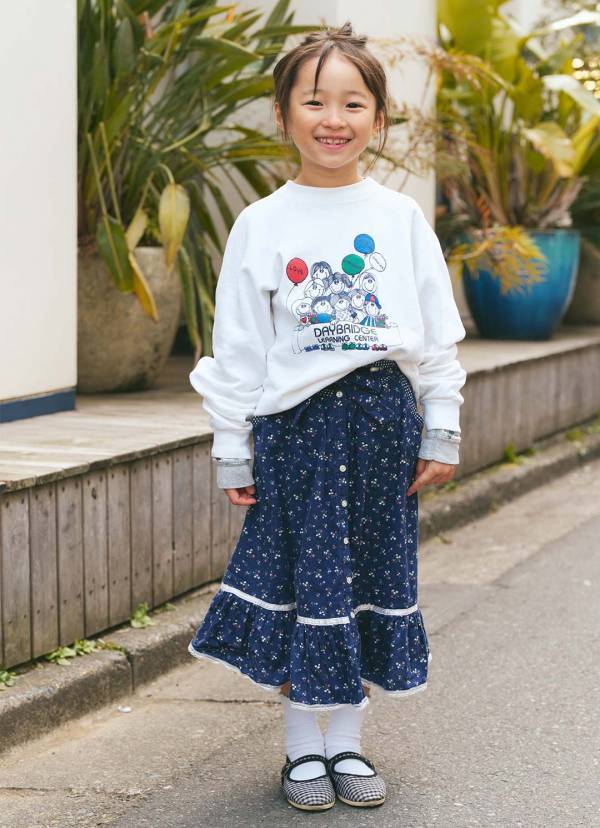 甘辛な古着MIXコーデがめちゃかわ！ ママのイエロートップスが挿し色役に | HugMug