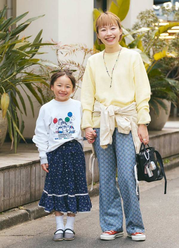 甘辛な古着MIXコーデがめちゃかわ！ ママのイエロートップスが挿し色役に | HugMug