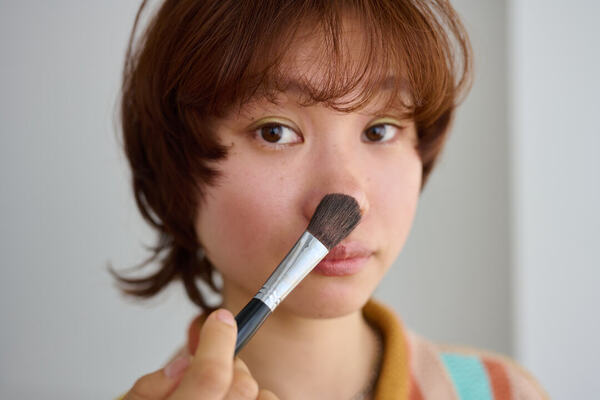 “低め&amp;外め”が新しい！プロ直伝・時短で洒落るトレンドチーク7選 | HugMug