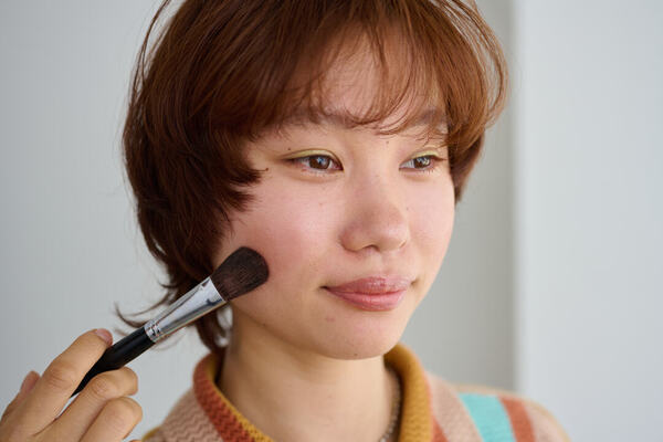 “低め&amp;外め”が新しい！プロ直伝・時短で洒落るトレンドチーク7選 | HugMug