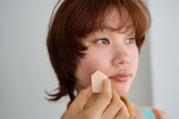 “低め&amp;外め”が新しい！プロ直伝・時短で洒落るトレンドチーク7選 | HugMug