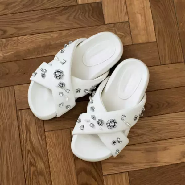 トレンドも歩きやすさも叶える！【最新サンダル＆スニーカー10選】 | HugMug