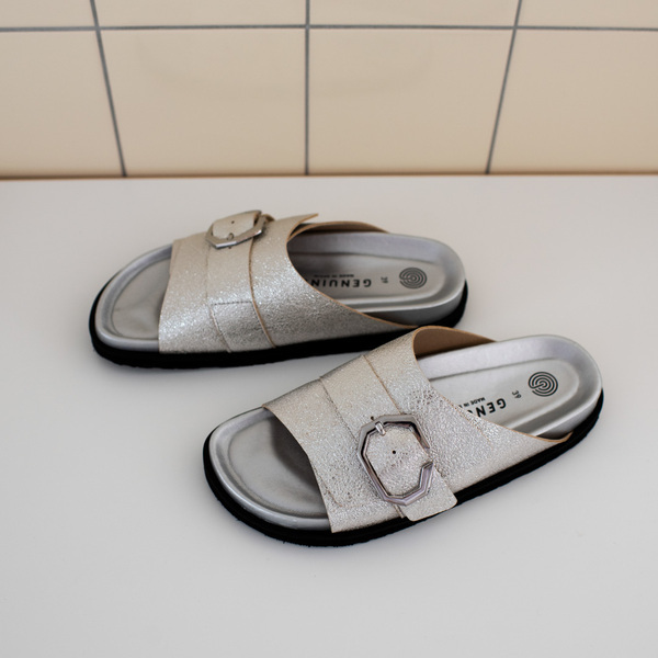 トレンドも歩きやすさも叶える！【最新サンダル＆スニーカー10選】 | HugMug