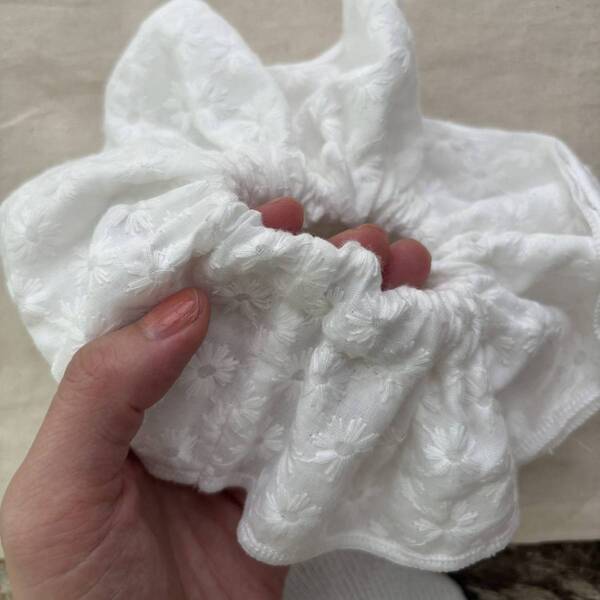 【GU】レースシュシュが簡単アレンジで流行のBIGサイズに早変わり！ | HugMug