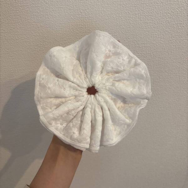 【GU】レースシュシュが簡単アレンジで流行のBIGサイズに早変わり！ | HugMug