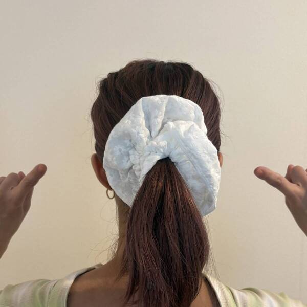 【GU】レースシュシュが簡単アレンジで流行のBIGサイズに早変わり！ | HugMug