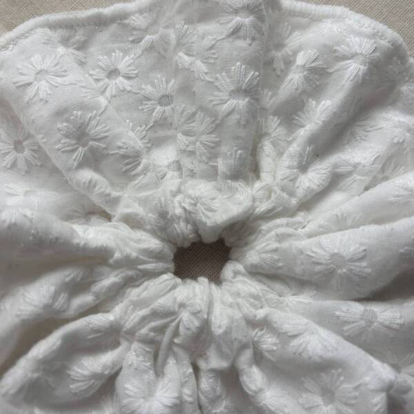 【GU】レースシュシュが簡単アレンジで流行のBIGサイズに早変わり！ | HugMug