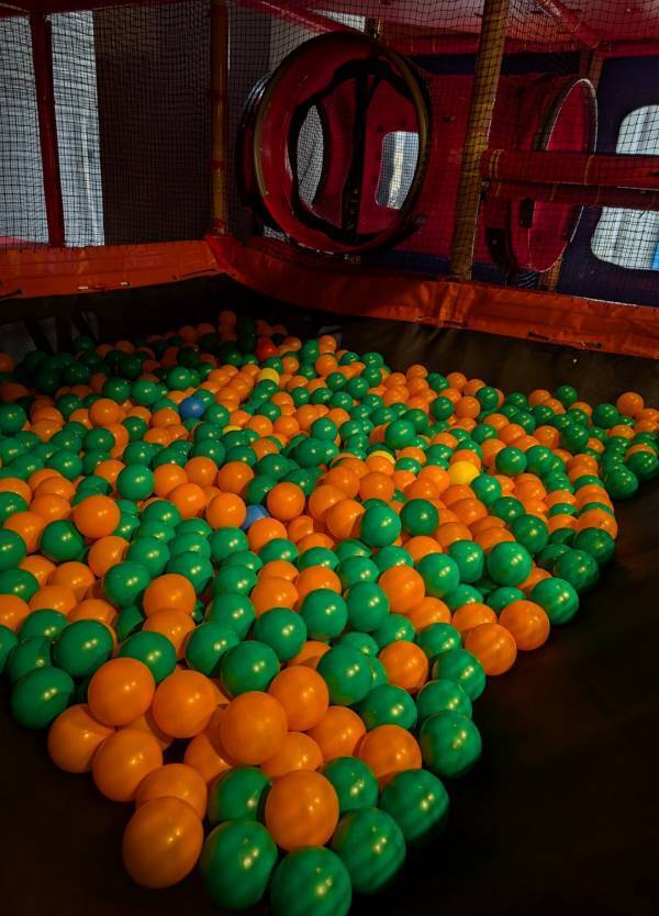 【3時間900円】フリードリンク＆持ち込み可！プレイグラウンドもあるSTUDIO make over | HugMug