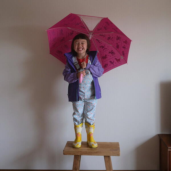 雨の日のおでかけも楽しくなる！ おしゃれキッズ愛用のレイングッズ8選 | HugMug