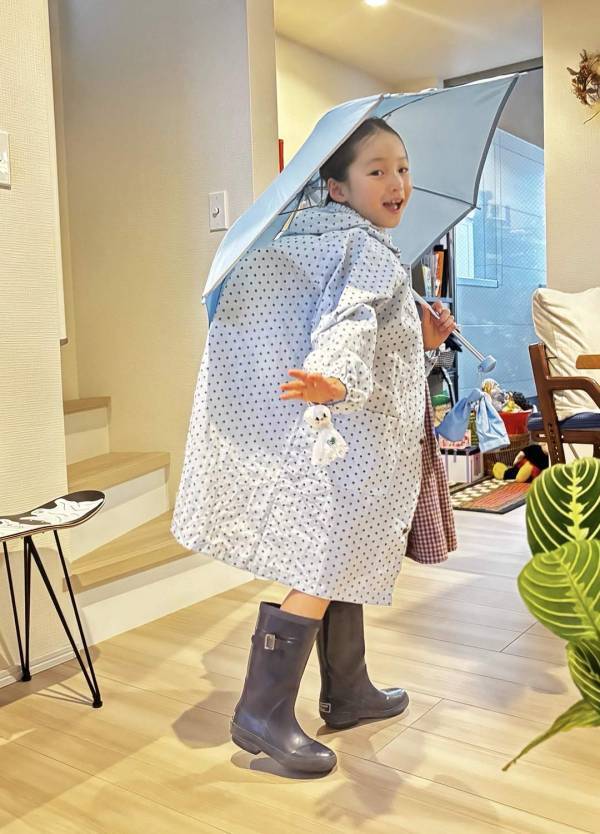 雨の日のおでかけも楽しくなる！ おしゃれキッズ愛用のレイングッズ8選 | HugMug