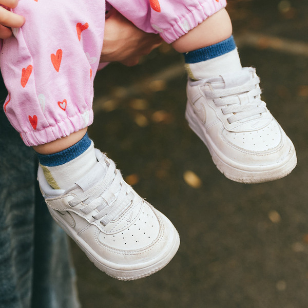 ピンクのオールインワンに目線集中！ 親子で成り立つ甘辛コーデが新鮮 | HugMug