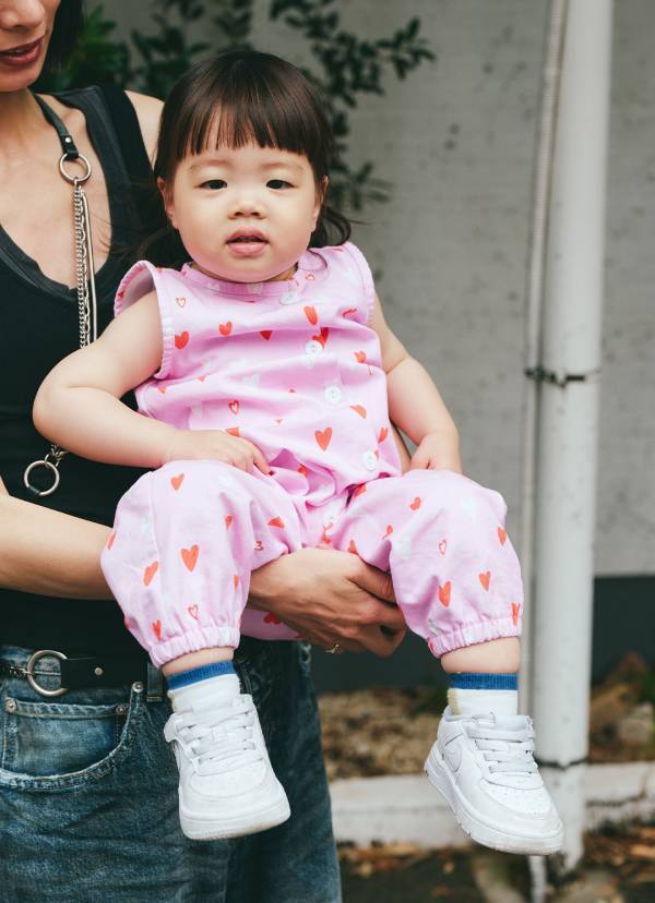 ピンクのオールインワンに目線集中！ 親子で成り立つ甘辛コーデが新鮮 | HugMug