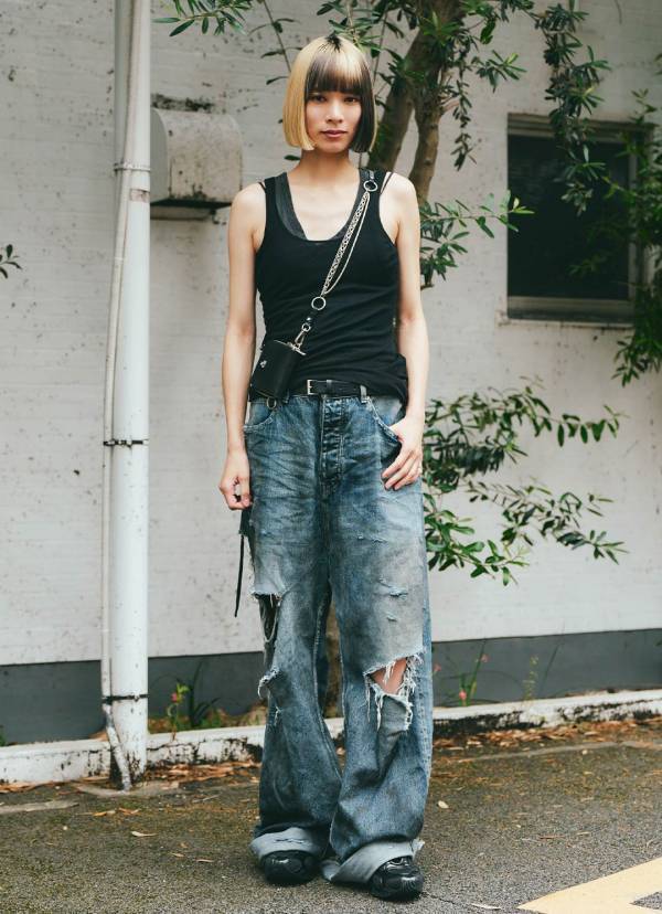 ピンクのオールインワンに目線集中！ 親子で成り立つ甘辛コーデが新鮮 | HugMug