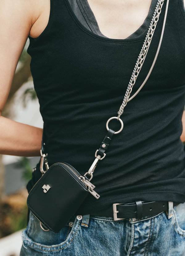 ピンクのオールインワンに目線集中！ 親子で成り立つ甘辛コーデが新鮮 | HugMug