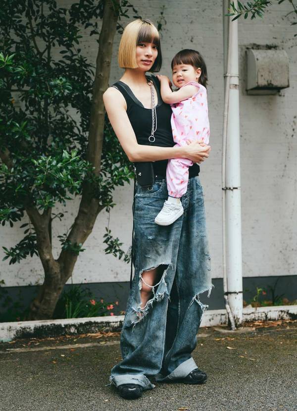 ピンクのオールインワンに目線集中！ 親子で成り立つ甘辛コーデが新鮮 | HugMug