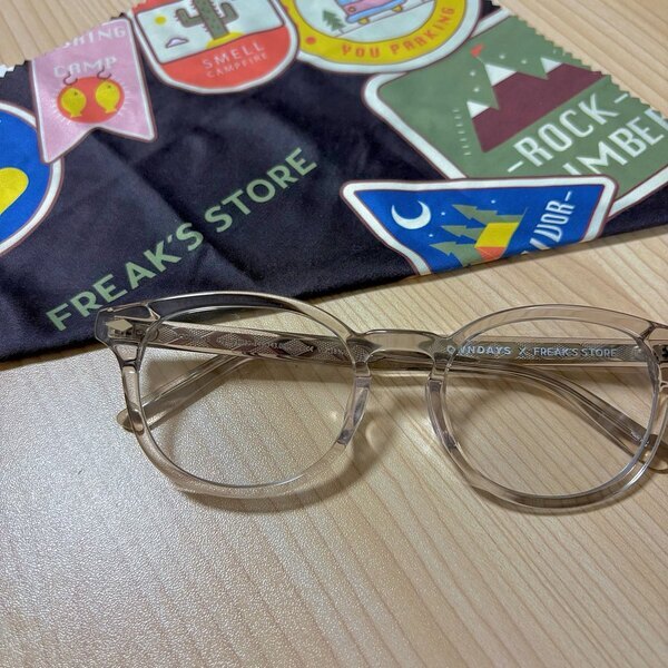 調光サングラスだから室内でもずっとつけれる！トレンドのクリアフレームは絶対買い『FREAK’S STORE×OWNDAYS』 | HugMug