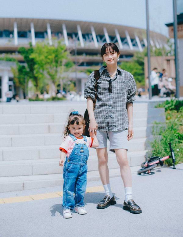 宮城 舞さん＆ぷにゅこちゃんの私服スナップ！ おしゃれも動きやすさも両立した公園コーデ | HugMug