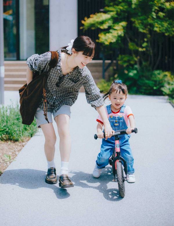 宮城 舞さん＆ぷにゅこちゃんの私服スナップ！ おしゃれも動きやすさも両立した公園コーデ | HugMug