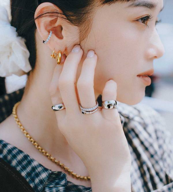 宮城 舞さん＆ぷにゅこちゃんの私服スナップ！ おしゃれも動きやすさも両立した公園コーデ | HugMug