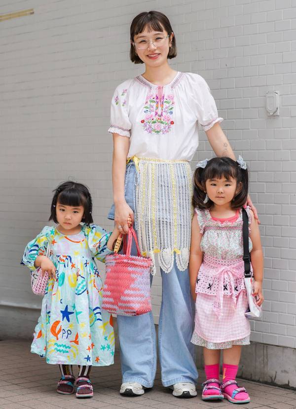 【ヴィンテージ好きな親子コーデ】ママと娘のエプロンリンクが可愛すぎ！ | HugMug