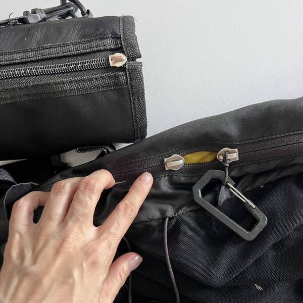 壊れたファスナー簡単修理！【セリア】の「引手交換用パーツ」が優秀すぎた！ | HugMug