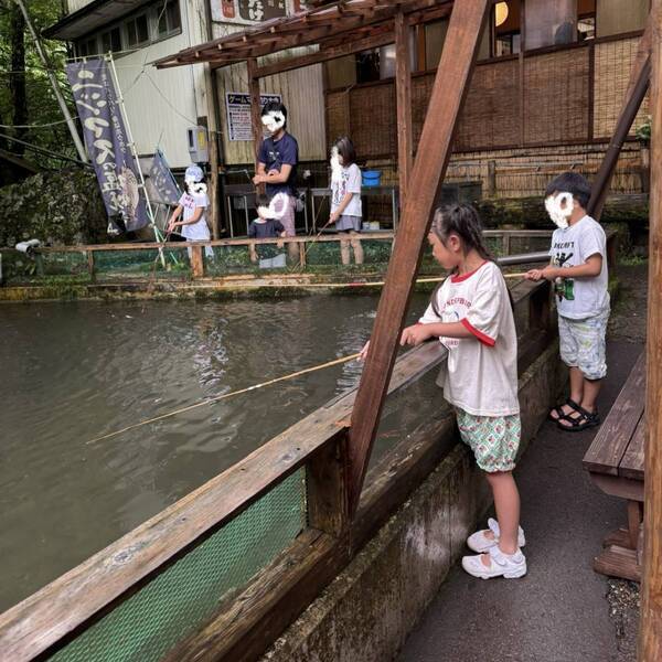 【幼児300円】涼しい滝の側で流しそうめん食べ放題！＆魚釣りも楽しめる最高スポット」 | HugMug