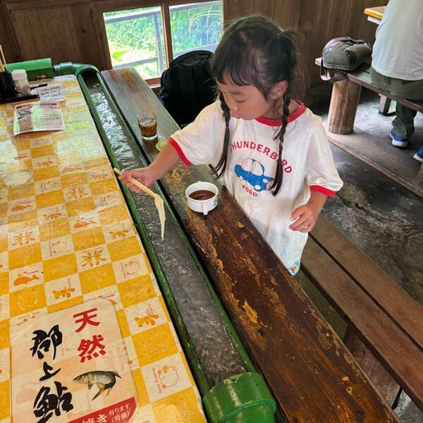 【幼児300円】涼しい滝の側で流しそうめん食べ放題！＆魚釣りも楽しめる最高スポット」 | HugMug
